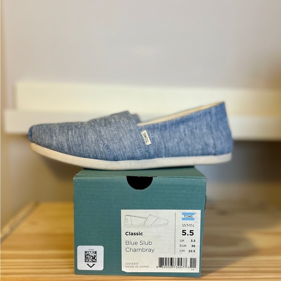 TOMS Denim Blue Chambray Casual Slip-Ons - Picture 3 of 4